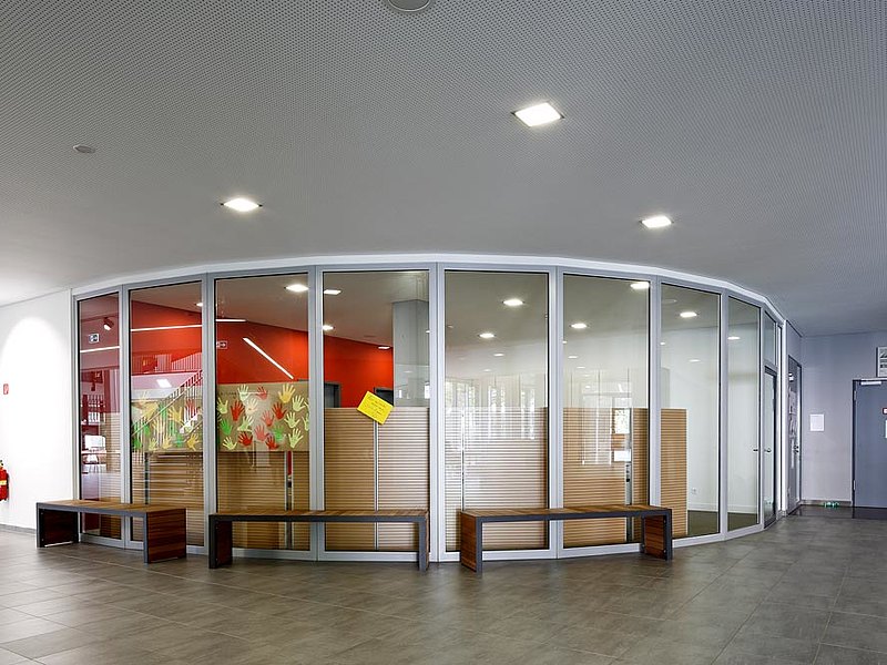 Portes coupe-feu T30 et vitrages G30 en acier, construits avec profilés forster fuego light.
Lycée Robert Bosch, Allemagne