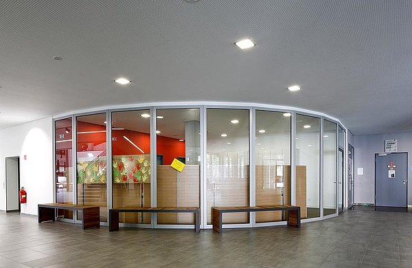 Portes coupe-feu T30 et vitrages G30 en acier, construits avec profilés forster fuego light.
Lycée Robert Bosch, Allemagne