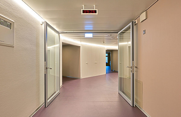 Large swinging doors with magnetic positioning to achieve the widest passageways. Due to their proverbial stability they endure greater mechanical stress – namely jostling with the hospital beds.
Hospital Langenthal, Switzerland