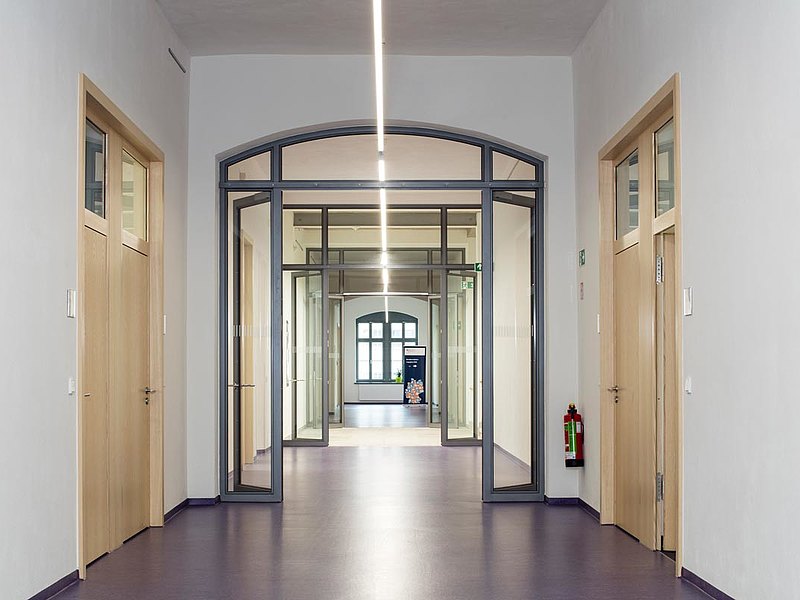 fire-rated doors T30 and smoke-resistant doors RS with fanlight and side screen, partially bended. Systems: forster fuego light and forster presto.
Administration for roadworks and traffic, Dreden