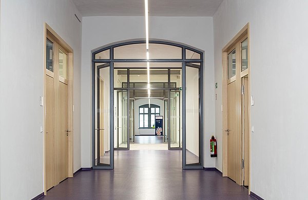 fire-rated doors T30 and smoke-resistant doors RS with fanlight and side screen, partially bended. Systems: forster fuego light and forster presto.
Administration for roadworks and traffic, Dreden