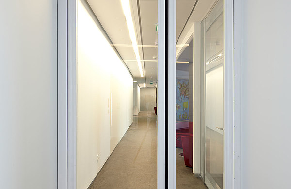 double action door, anti-finger-trap door, single action door in steel. forster presto.
Ideally for highly frequented buildings like shopping centers, hospitals, schools, airports etc.