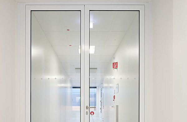 fire-rated glazed steel door with concealed hinges, forster fuego light
Technology Center for Microtechnology (University of Technology), Dresden