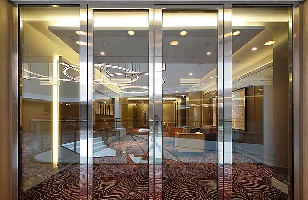 Porte vetrate tagliafuoco EI30 in acciaio inox. Le porte sono costruite di profili di acciaio forster fuego light. 
Hotel Waldorf Astoria, Berlino