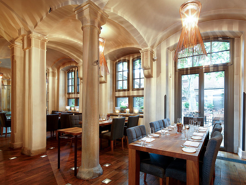 Wärmegedämmte Fenster und Verglasungen, Eingangspartien, teilweise mit Bogen, forster unico
Restaurant Leopold, DE