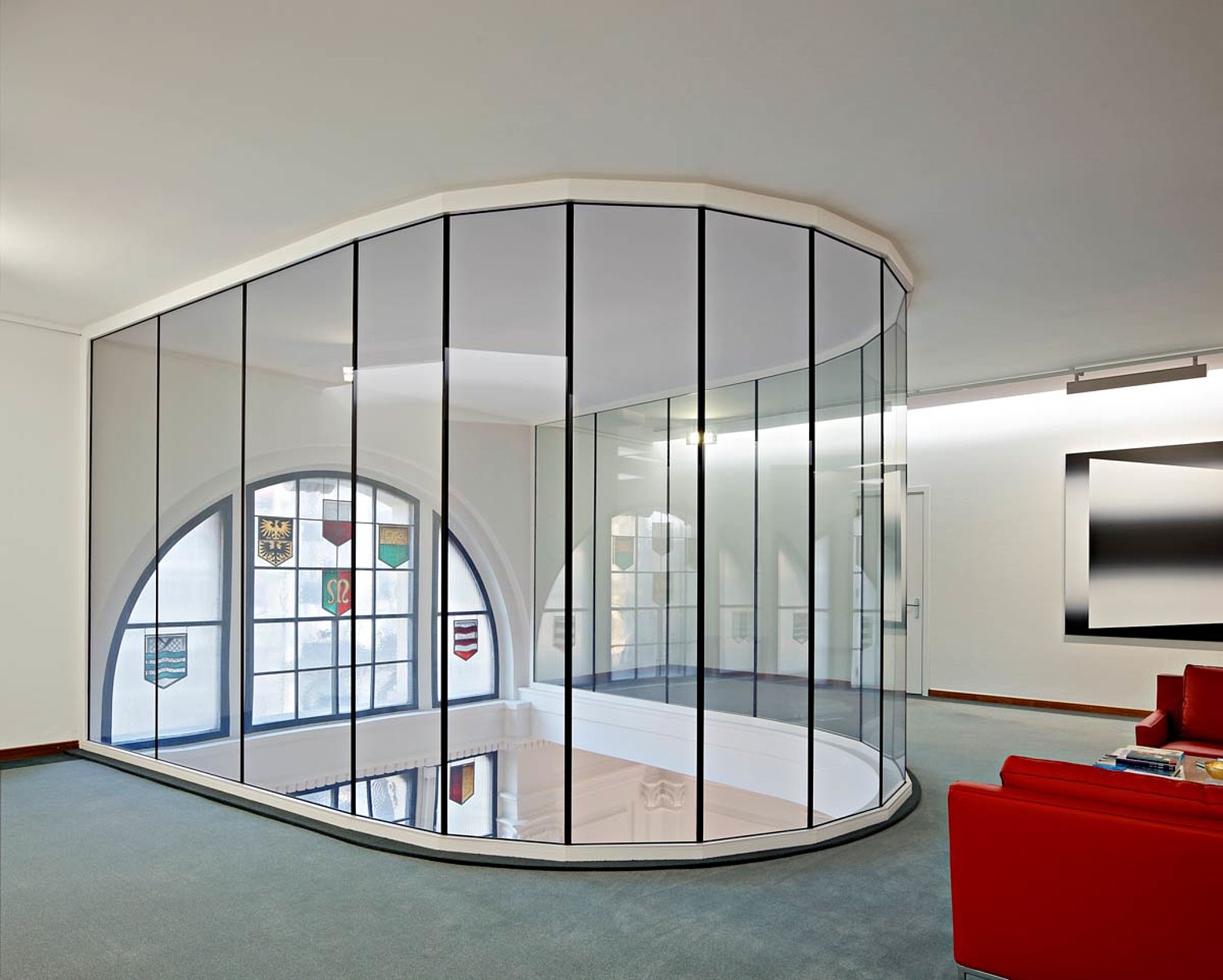 Fire-resistant glazing EI30 glass-to-glass joint, arranged in a semicircle, profile system forster fuego light
Bank Cantonale Vaudoise, Lausanne
