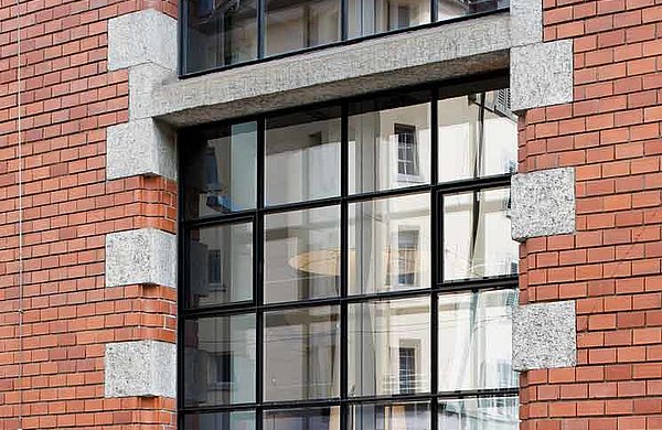 Window with slender sash bars in steel and excellent thermal insulation.
System: forster unico
Area Löwenbräu, Switzerland