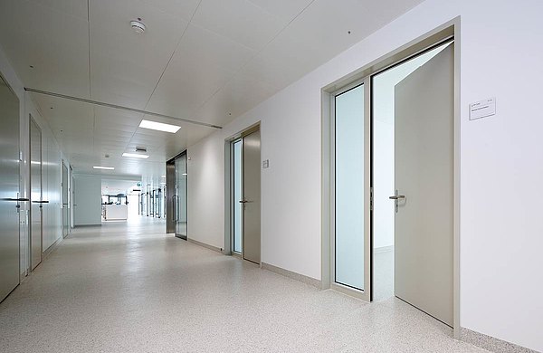 fire-rated doors EI30 with steel frame and wooden door leaf.
System: forster fuego light
Hospital Münsterlingen, Switzerland