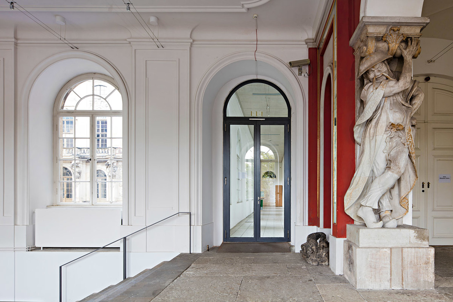 Feuerschutztür T30 mit einer lichten Durchgangshöhe von 3.4 mt., forster fuego light
Senkberg Sammlung, Japanisches Palais, Dresden