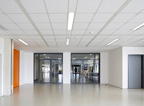 Portes en acier pare-fiamme, construites avec profilés forster presto.
Lycée Robert Bosch, Allemagne