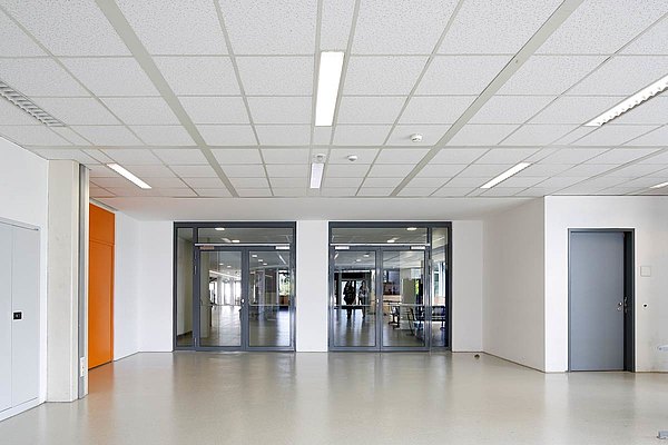 Portes en acier pare-fiamme, construites avec profilés forster presto.
Lycée Robert Bosch, Allemagne