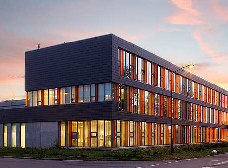 Fassade in Pfosten-Riegel Konstruktion und verglaste Eingangstüren aus Stahl mit Wärmedämmung. Profilsystem: forster thermfix vario und forster unico.
Polizeistation Doetinchem, Niederlande