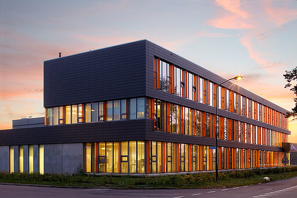 Fassade in Pfosten-Riegel Konstruktion und verglaste Eingangstüren aus Stahl mit Wärmedämmung. Profilsystem: forster thermfix vario und forster unico.
Polizeistation Doetinchem, Niederlande