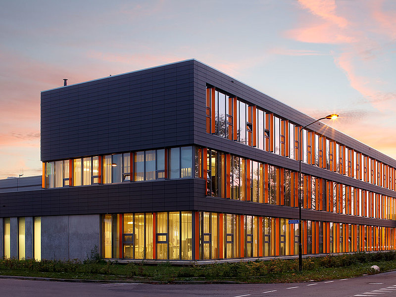 Fassade in Pfosten-Riegel Konstruktion und verglaste Eingangstüren aus Stahl mit Wärmedämmung. Profilsystem: forster thermfix vario und forster unico.
Polizeistation Doetinchem, Niederlande