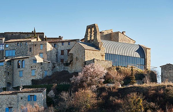 Restauration de l'église Saint-Christophe à Vachères en France. Un mariage parfait de l'apparence ancienne et moderne. Le mur rideau isolé thermiquement avec la porte intégrée coupe-feu fournit un maximum de transparence et de l'incidence de la lumière. Systèmes de profilés en acier utilisés: forster thermfix light pour le mur-rideau, forster fuego light pour la porte d'entrée.