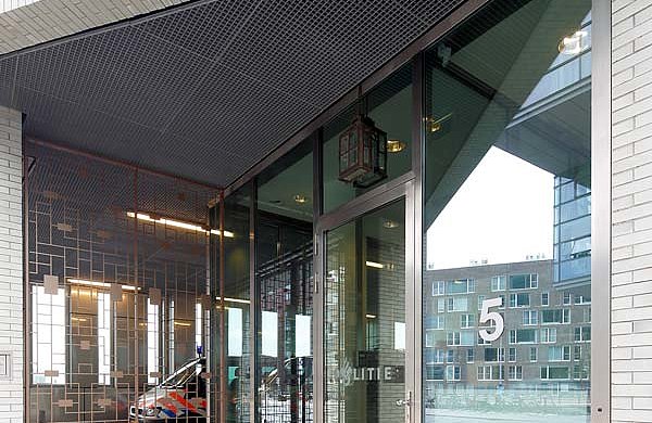 Portes vitrées d'entrée e vitrages à rupture thermique en acier inox.
Système de profilés: forster unico
Iidock Shops et Appartements, Amsterdam