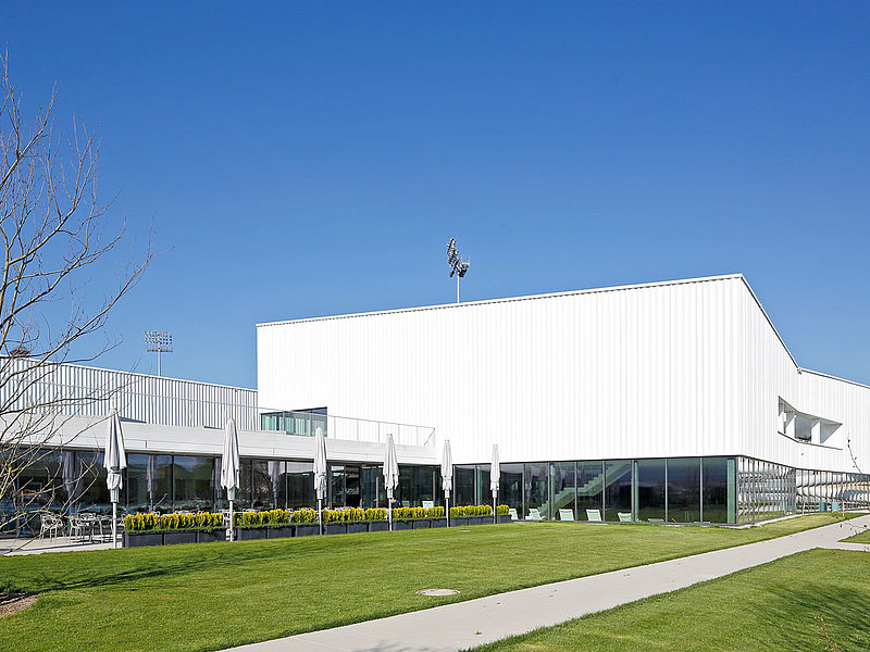 Facade and entrance doors in steel with thermal break. Transom-mullion facade made of forster thermfix light profiles and the entrance door with forster unico profiles.
Sports Park Bergholz, Switzerland