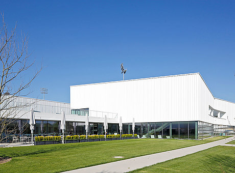 Façade à montants et traverses et portes d'entrée vitrées a rupture thermique en acier. Façade construite en profilés forster thermfix light et les portes en forster unico.
Stade Bergholz, Suisse