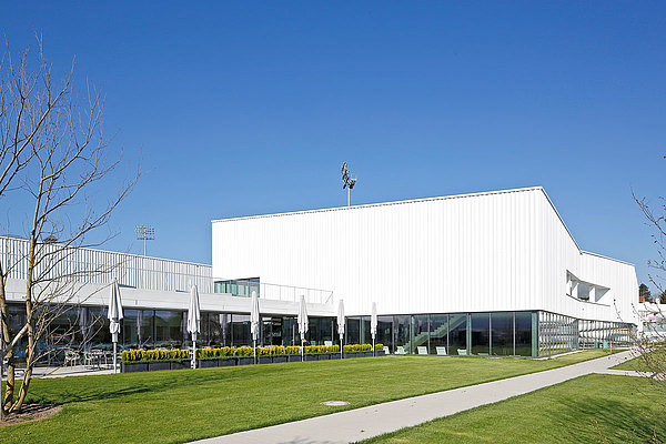 Façade à montants et traverses et portes d'entrée vitrées a rupture thermique en acier. Façade construite en profilés forster thermfix light et les portes en forster unico.
Stade Bergholz, Suisse