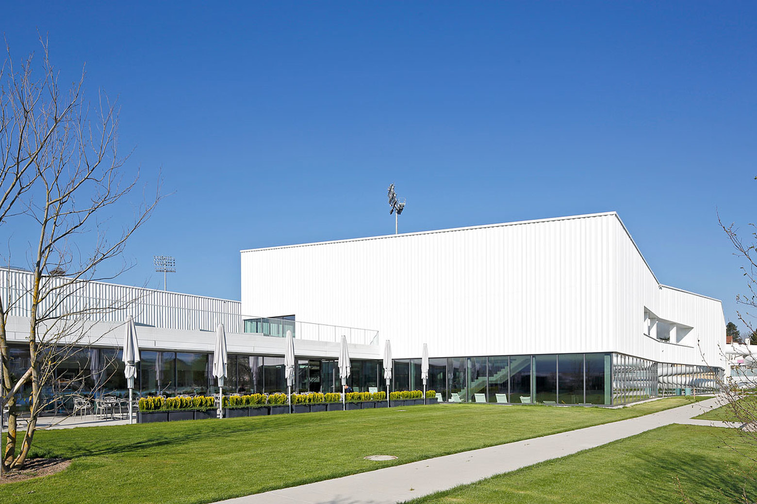 Façade à montants et traverses et portes d'entrée vitrées a rupture thermique en acier. Façade construite en profilés forster thermfix light et les portes en forster unico.
Stade Bergholz, Suisse