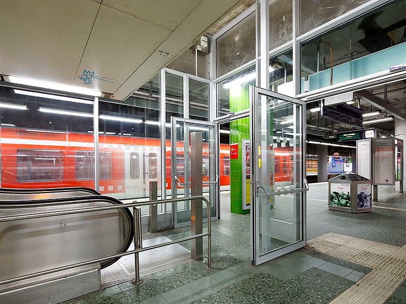 Fire-rated glazed doors and screens in steel. The used profile systems are forster fuego light for the doors and forster thermfix vario for the screens.
Railway station Altona, Germany