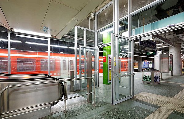 Fire-rated glazed doors and screens in steel. The used profile systems are forster fuego light for the doors and forster thermfix vario for the screens.
Railway station Altona, Germany