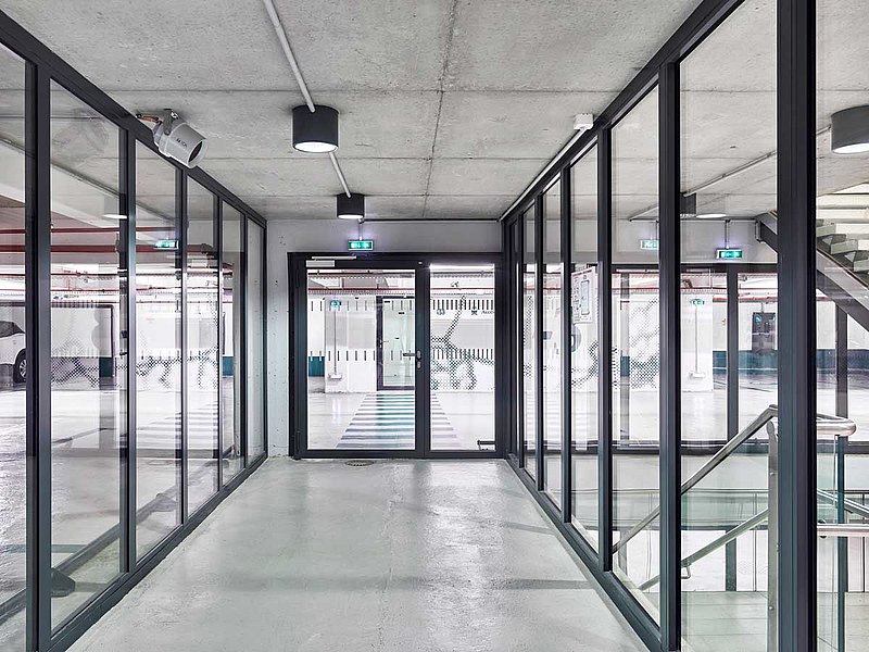 Brandschutztür und Brandschutzverglasungen Einflügelige Feueschutztür mit Seitenteil und Verglasungen EI60. Profilsysteme forster fuego light und forster presto.
Parking de la Gare, Nancy
