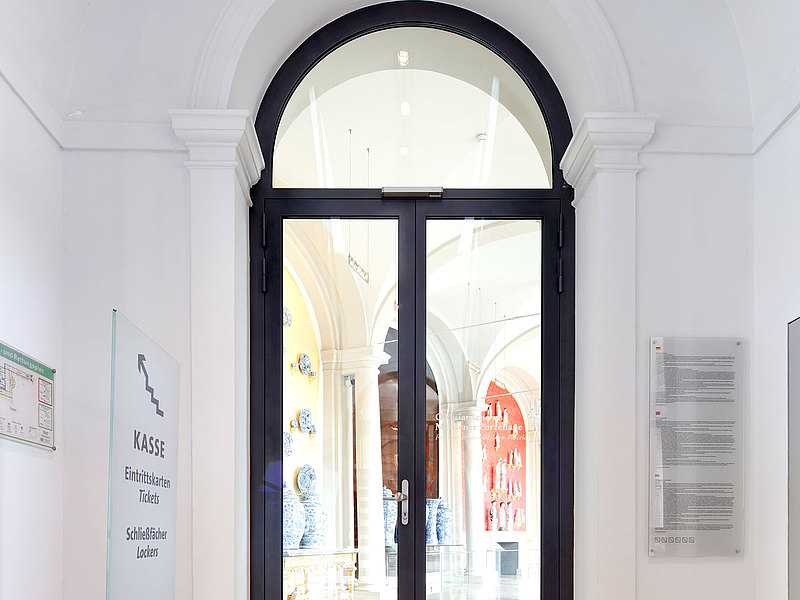 Eingangstür mit Einbruchhemmung aus Stahl, Profilsystem: forster unico
Prozellansammlung "Dresdner Zwinger", Dresden