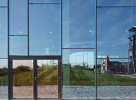 wärmegedämmte Pfosten-Riegel Fassade mit Stahlprofilen forster thermfix vario