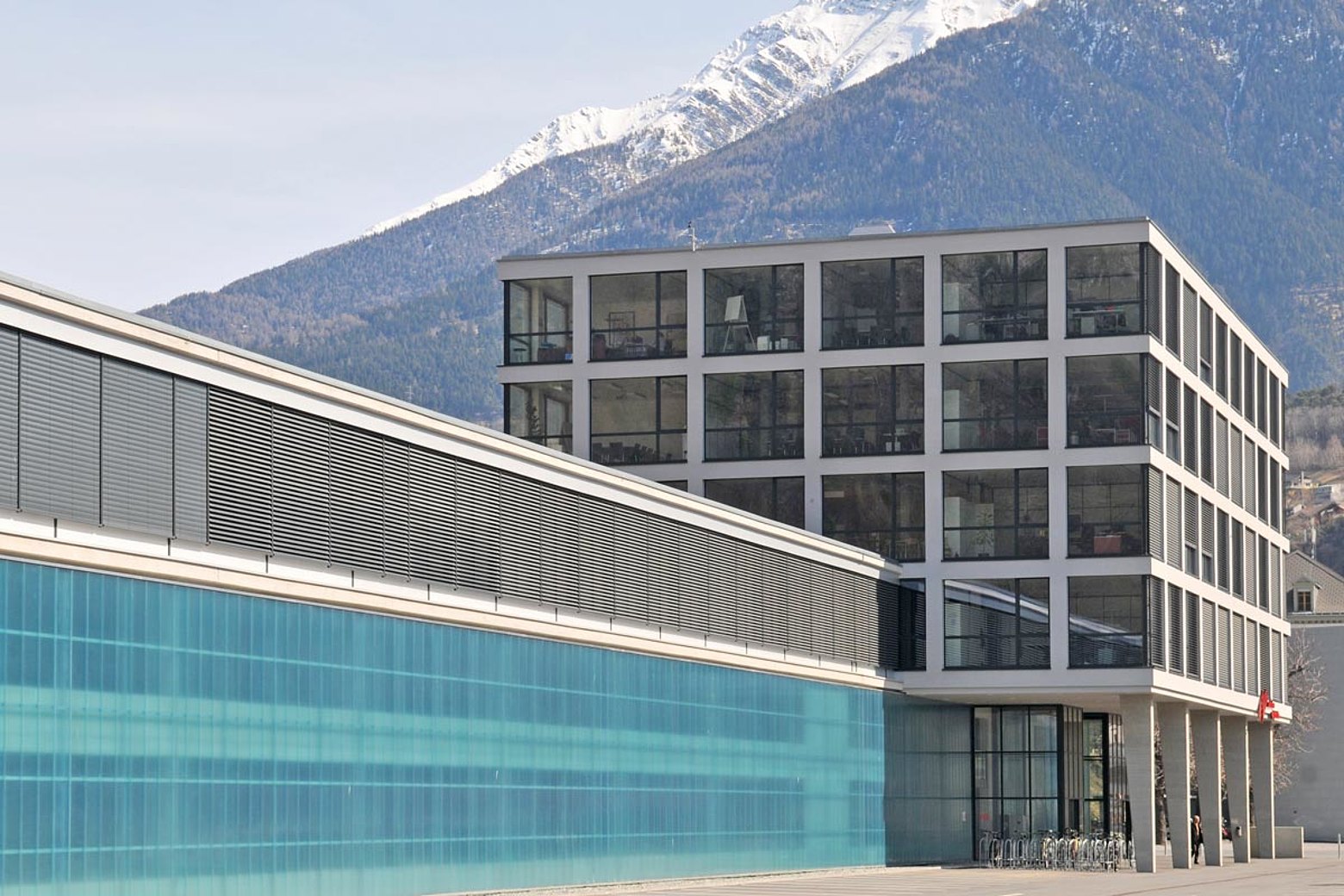 Thermally insulated windows, doors and glazings, thermally insulated lift-up sliding door with 3.8 m height, forster unico
Administration building "Matterhorn Gotthard Bahn", Brig