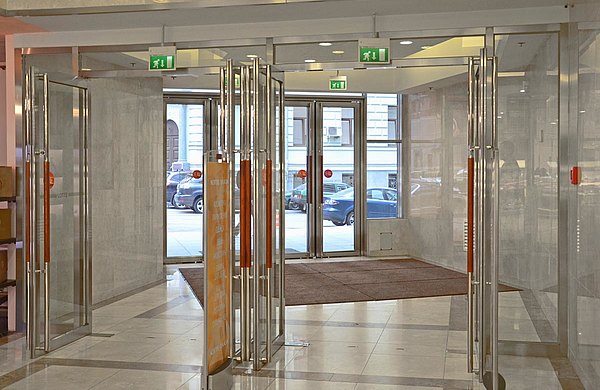 Facciata, porte d'ingresso e porte all interno in acciaio inox
Shopping mall Lotte Plaza, Moskow