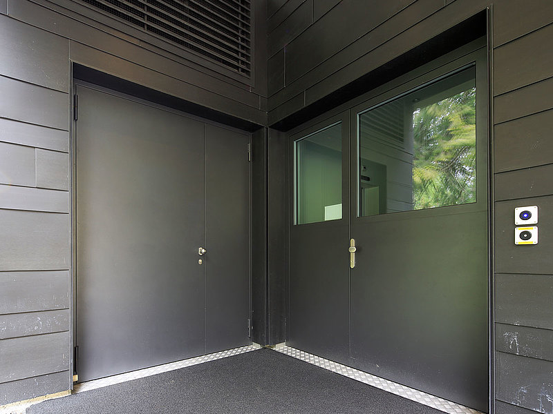 Flush mounted sheet metal doors in steel with thermal break.
System: forster unico
Hotel Le Prese, Switzerland