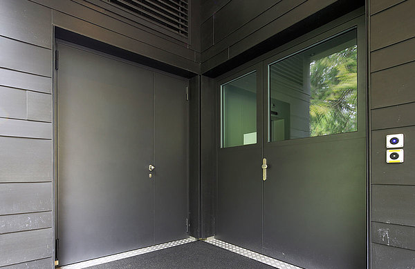 Flush mounted sheet metal doors in steel with thermal break.
System: forster unico
Hotel Le Prese, Switzerland