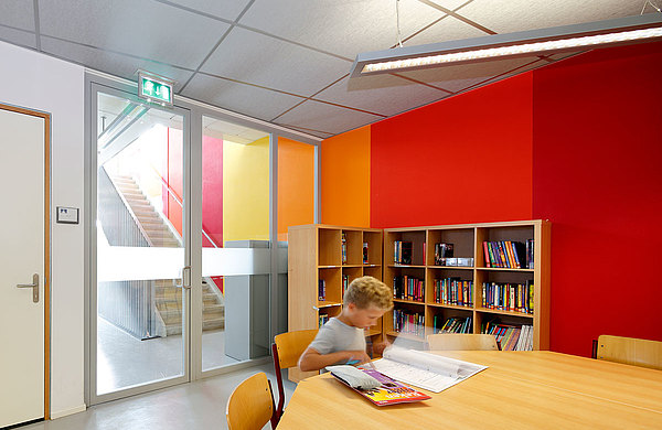 Fire-rated glazed steel doors EW60. Used profile system is forster presto.
School De Dukdalf, The Netherlands