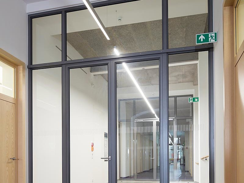 fire-rated doors T30 and smoke-resistant doors RS with fanlight and side screen. Systems: forster fuego light and forster presto.
Administration for roadworks and traffic, Dreden