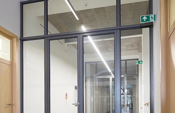 fire-rated doors T30 and smoke-resistant doors RS with fanlight and side screen. Systems: forster fuego light and forster presto.
Administration for roadworks and traffic, Dreden