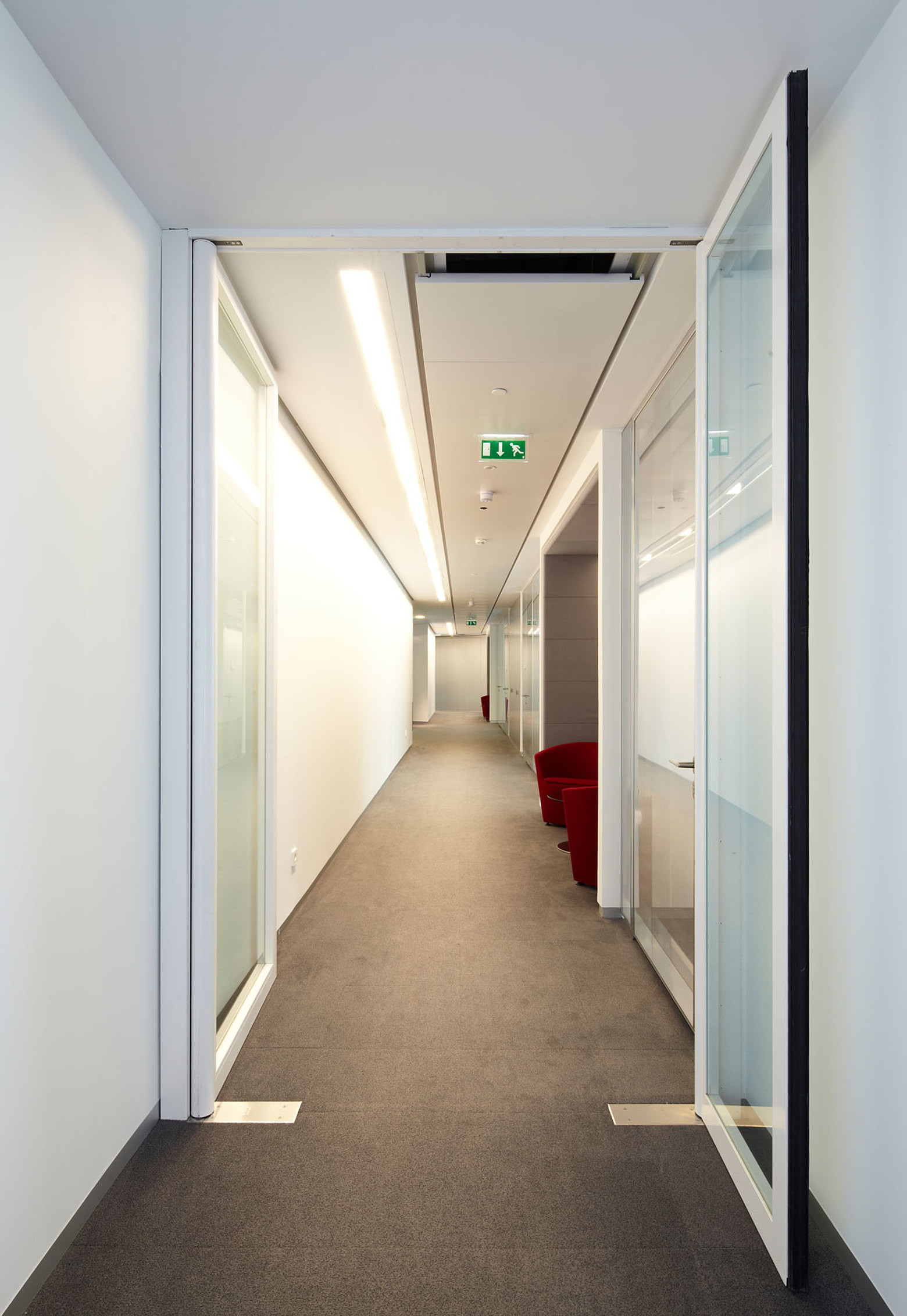 double action door, anti-finger-trap door, single action door in steel. forster presto.
Ideally for highly frequented buildings like shopping centers, hospitals, schools, airports etc.