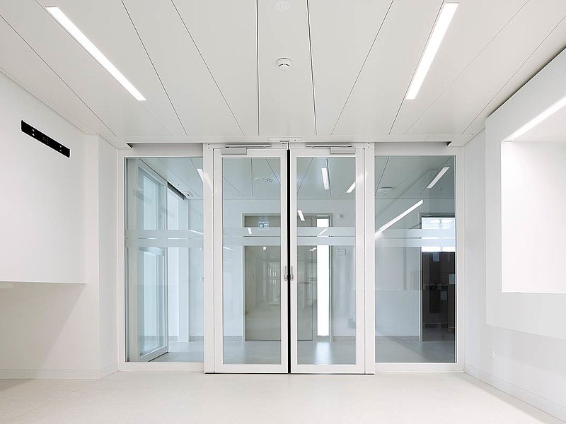 fire-rated double leaf sliding door EI30 with screen abutment and escape route function.
Used system: forster fuego light
Hospital Münsterlingen, Switzerland