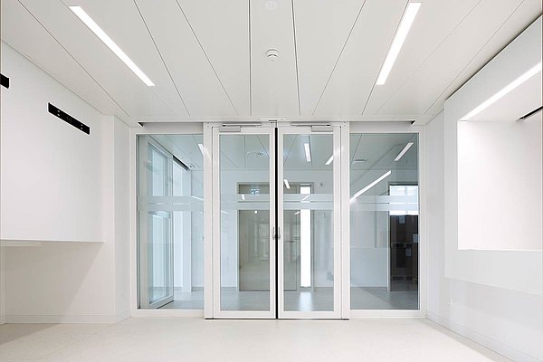 fire-rated double leaf sliding door EI30 with screen abutment and escape route function.
Used system: forster fuego light
Hospital Münsterlingen, Switzerland