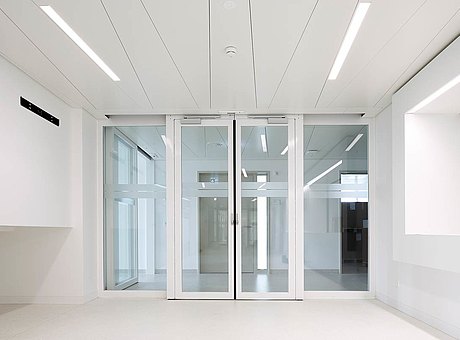 fire-rated double leaf sliding door EI30 with screen abutment and escape route function.
Used system: forster fuego light
Hospital Münsterlingen, Switzerland