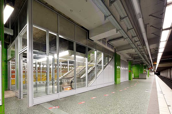 Fire-rated glazed doors and screens in steel. The used profile systems are forster fuego light for the doors and forster thermfix vario for the screens.
Railway station Altona, Germany