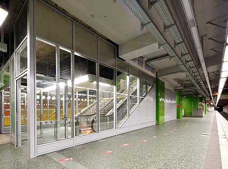 Fire-rated glazed doors and screens in steel. The used profile systems are forster fuego light for the doors and forster thermfix vario for the screens.
Railway station Altona, Germany