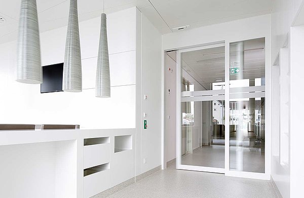 Fire-resistant sliding door EI30 in steel with screen abutment.
Used system: forster fuego light
Hospital Münsterlingen, Switzerland