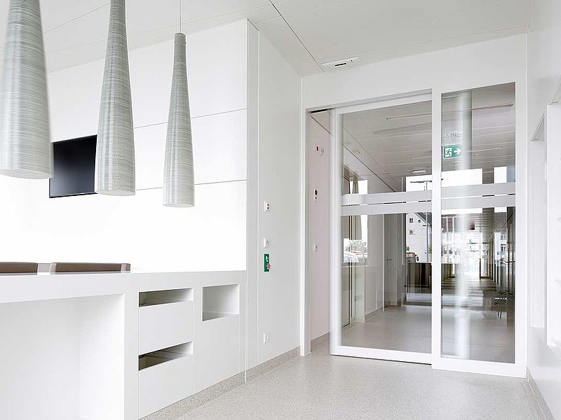 Fire-resistant sliding door EI30 in steel with screen abutment.
Used system: forster fuego light
Hospital Münsterlingen, Switzerland