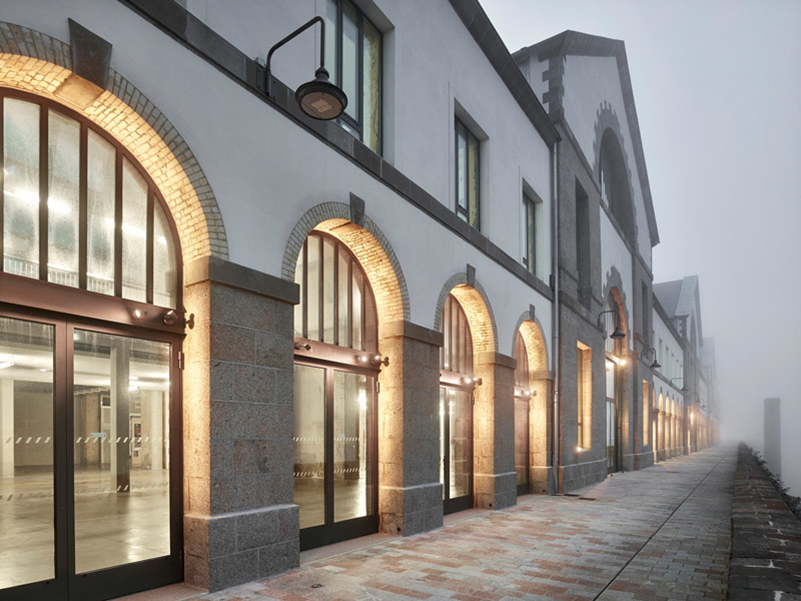 Grossflächige, wärmegedämmte Türen und Verglasungen aus Stahl. Die Konstruktion besteht aus den Profilsystem forster unico. Renovation der alten Gebäude "Les Ateliers des Capucins" in Brest.