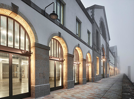 Grossflächige, wärmegedämmte Türen und Verglasungen aus Stahl. Die Konstruktion besteht aus den Profilsystem forster unico. Renovation der alten Gebäude "Les Ateliers des Capucins" in Brest.