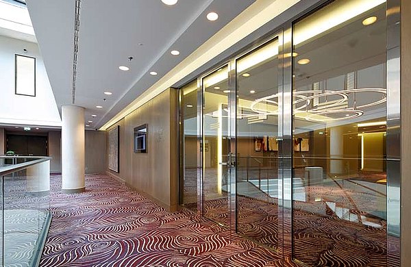 Fire-resistant glazed doors and glazing EI30 in stainless steel. The doors are made of forster fuego light steel profiles.
Hotel Waldorf Astoria, Berlin