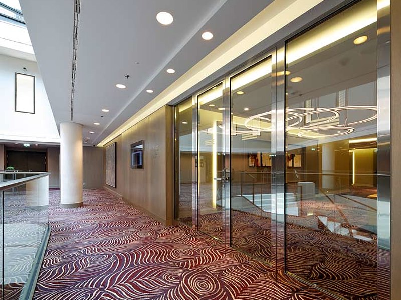 Fire-resistant glazed doors and glazing EI30 in stainless steel. The doors are made of forster fuego light steel profiles.
Hotel Waldorf Astoria, Berlin