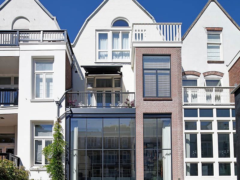 Renovated house with steel-glass elements